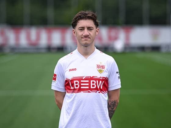 FUSSBALL 1. BUNDESLIGA SAISON 2025 2026 21.07.2025 Fototermin beim VfB Stuttgart auf dem Trainingsgelaende: Angelo Stiller *** FOOTBALL 1 BUNDESLIGA SEASON 2025 2026 21 07 2025 Photo session at VfB Stuttgart on the training ground Angelo Stiller