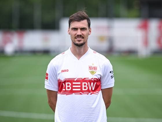 FUSSBALL 1. BUNDESLIGA SAISON 2025 2026 21.07.2025 Fototermin beim VfB Stuttgart auf dem Trainingsgelaende: Pascal Stenzel