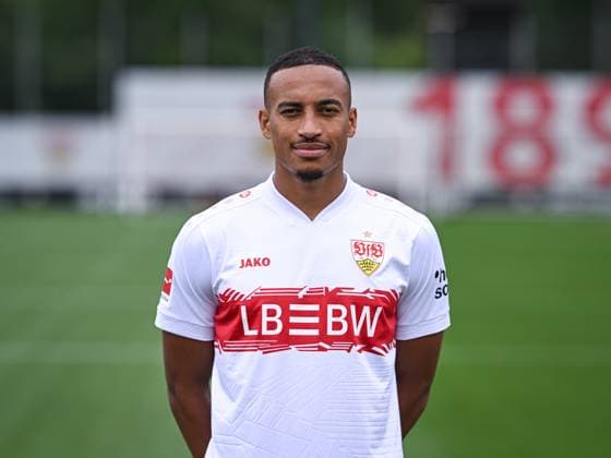 FUSSBALL 1. BUNDESLIGA SAISON 2025 2026 21.07.2025 Fototermin beim VfB Stuttgart auf dem Trainingsgelaende: Jamie Leweling *** FOOTBALL 1 BUNDESLIGA SEASON 2025 2026 21 07 2025 Photo session at VfB Stuttgart on the training ground Jamie Leweling