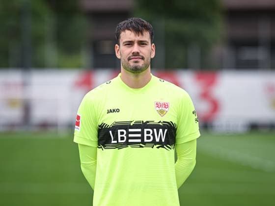 FUSSBALL 1. BUNDESLIGA SAISON 2025 2026 21.07.2025 Fototermin beim VfB Stuttgart auf dem Trainingsgelaende: Torwart Stefan Drljaca