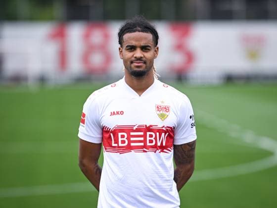 FUSSBALL 1. BUNDESLIGA SAISON 2025 2026 21.07.2025 Fototermin beim VfB Stuttgart auf dem Trainingsgelaende: Lorenz Assignon