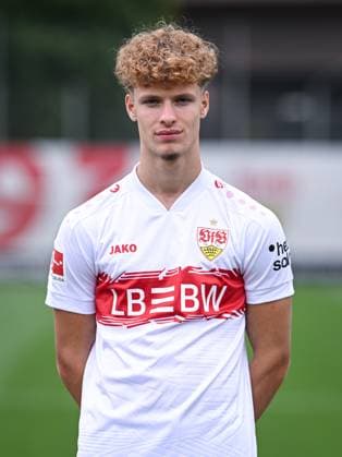 FUSSBALL 1. BUNDESLIGA SAISON 2025 2026 21.07.2025 Fototermin beim VfB Stuttgart auf dem Trainingsgelaende: Lazar Jovanovic