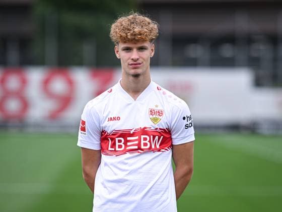 FUSSBALL 1. BUNDESLIGA SAISON 2025 2026 21.07.2025 Fototermin beim VfB Stuttgart auf dem Trainingsgelaende: Lazar Jovanovic