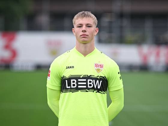 FUSSBALL 1. BUNDESLIGA SAISON 2025 2026 21.07.2025 Fototermin beim VfB Stuttgart auf dem Trainingsgelaende: Torwart Florian Hellstern