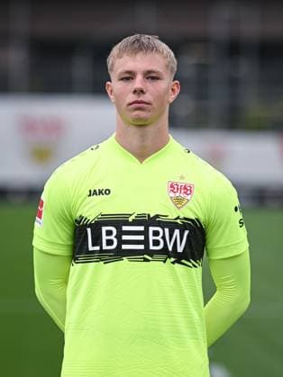 FUSSBALL 1. BUNDESLIGA SAISON 2025 2026 21.07.2025 Fototermin beim VfB Stuttgart auf dem Trainingsgelaende: Torwart Florian Hellstern