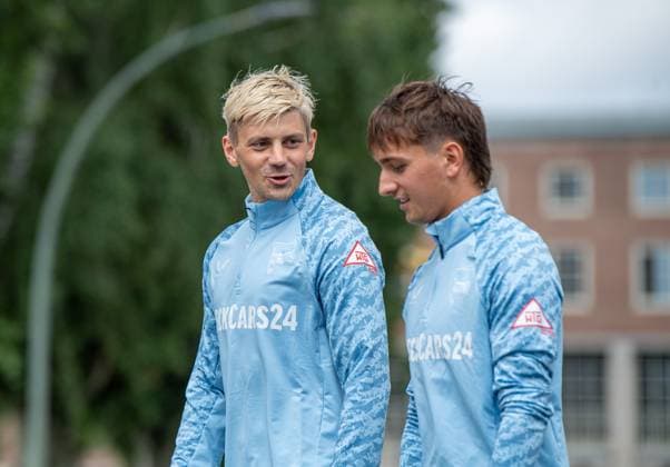 Fussball, Herren, Saison 2025 26, 2. Bundesliga, Hertha BSC, Training, v.l. Dawid Kownacki (Hertha BSC), Michal Karbownik (Hertha BSC), 22.07. 2025,