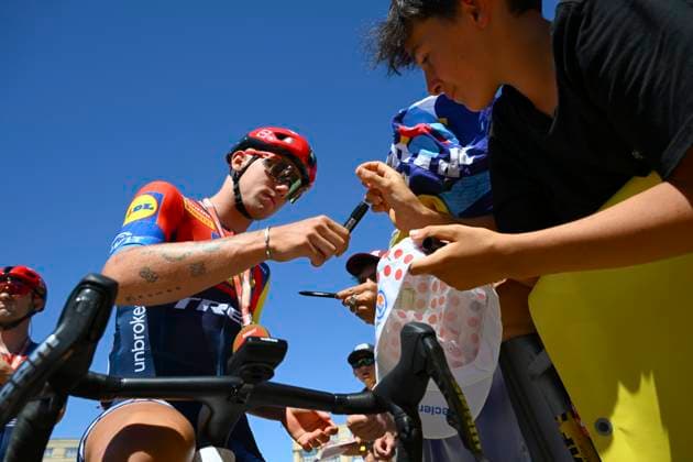 Tour de France 2025 Stage 16 MONT-VENTOUX, FRANCE - JULY 22 : Nys Thibau (BEL) of Lidl - Trek during stage 16 of the 112th edition of Tour de France an UCI World Tour 2.UWT cycling road race stage for Men Elite of 172 km with start in Montpellier and finish in Mont-Ventoux on July 22, 2025 in Mont-Ventoux, France, 22 07 2025 ( Motordriver Kenny Verfaillie - Mont-Ventoux France  Copyright: xVincentxKalutx