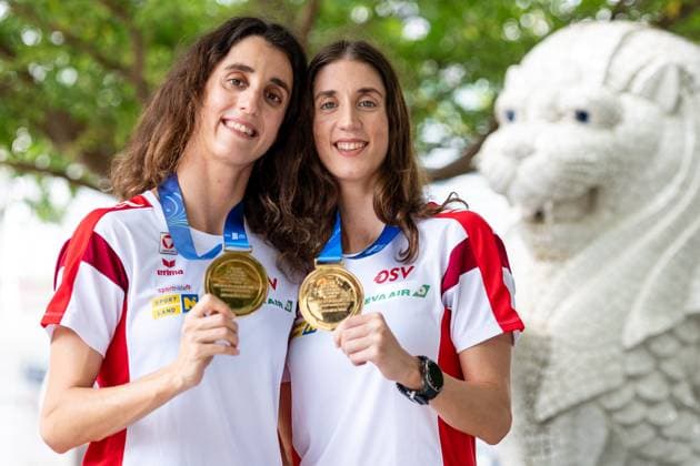 SWIMMING - World Aquatics Championships SINGAPORE,SINGAPORE,22.JUL.25 - SWIMMING - World Aquatics Championships, Artistic Swimming, Women Duet Technical, photoshoot. Image shows Eirini-Marina Alexandri and Anna-Maria Alexandri (AUT). Keywords: medal.  GEPAxpictures xMaticxKlansek
