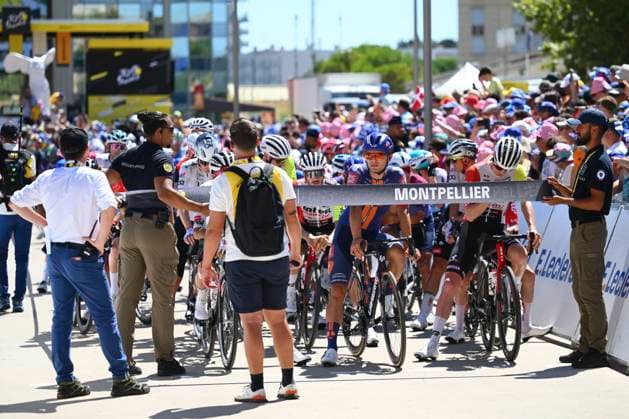 Tour de France 2025 Stage 16 MONT-VENTOUX, FRANCE - JULY 22 : illustration picture of the start during stage 16 of the 112th edition of Tour de France an UCI World Tour 2.UWT cycling road race stage for Men Elite of 172 km with start in Montpellier and finish in Mont-Ventoux on July 22, 2025 in Mont-Ventoux, France, 22 07 2025 ( Motordriver Kenny Verfaillie - Mont-Ventoux France  Copyright: xVincentxKalutx