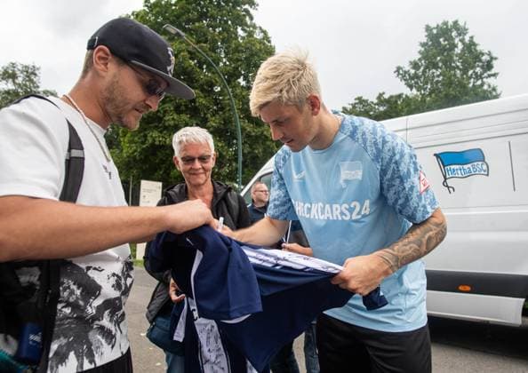 Fussball, Herren, Saison 2025 26, 2. Bundesliga, Hertha BSC, Training, Dawid Kownacki (Hertha BSC) gibt Fans Autogramme, 22.07. 2025,