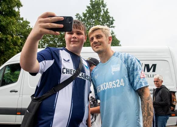 Fussball, Herren, Saison 2025 26, 2. Bundesliga, Hertha BSC, Training, Dawid Kownacki (Hertha BSC) macht Fotos mit Fans, 22.07. 2025,