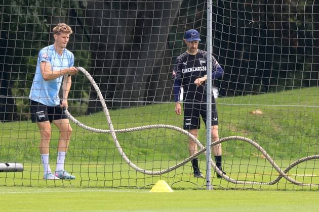 DEU, DFL, 2. FBL Hertha BSC, Training, 22.07.2025, Sportforum, Berlin, DEU, DFL, 2. FBL Hertha BSC, Training, im Bild Luca Schuler (Hertha BSC Berlin 18), Fitnesstrainer Hendrik Vieth (Hertha BSC) DFL - regulations prohibit any use of Photographs as image sequences and or quasi-video