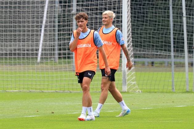 DEU, DFL, 2. FBL Hertha BSC, Training, reden, diskutieren 22.07.2025, Sportforum, Berlin, DEU, DFL, 2. FBL Hertha BSC, Training, im Bild Dawid Kownacki (Hertha BSC Berlin 9), Robert Kwasigroch (Hertha BSC Berlin 13) DFL - regulations prohibit any use of Photographs as image sequences and or quasi-video