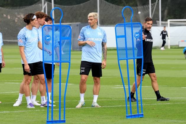 DEU, DFL, 2. FBL Hertha BSC, Training, 22.07.2025, Sportforum, Berlin, DEU, DFL, 2. FBL Hertha BSC, Training, im Bild Dawid Kownacki (Hertha BSC Berlin 9), Cheftrainer Stefan Leitl (Hertha BSC Berlin), Fabian Reese (Hertha BSC Berlin 11) DFL - regulations prohibit any use of Photographs as image sequences and or quasi-video