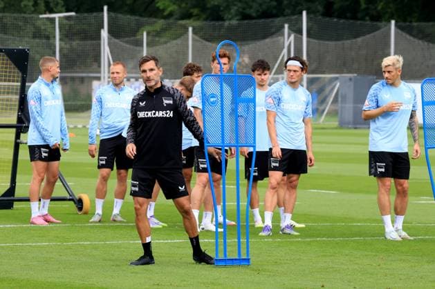 DEU, DFL, 2. FBL Hertha BSC, Training, 22.07.2025, Sportforum, Berlin, DEU, DFL, 2. FBL Hertha BSC, Training, im Bild Cheftrainer Stefan Leitl (Hertha BSC Berlin), Fabian Reese (Hertha BSC Berlin 11), Dawid Kownacki (Hertha BSC Berlin 9) DFL - regulations prohibit any use of Photographs as image sequences and or quasi-video