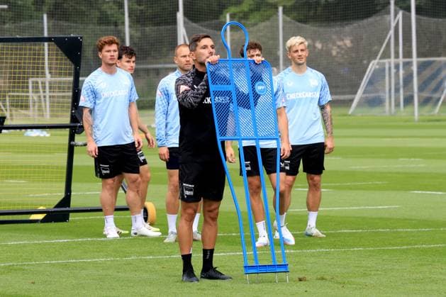 DEU, DFL, 2. FBL Hertha BSC, Training, 22.07.2025, Sportforum, Berlin, DEU, DFL, 2. FBL Hertha BSC, Training, im Bild Cheftrainer Stefan Leitl (Hertha BSC Berlin), Dawid Kownacki (Hertha BSC Berlin 9), Sebastian Groenning (Hertha BSC Berlin 17) DFL - regulations prohibit any use of Photographs as image sequences and or quasi-video