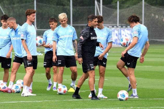 DEU, DFL, 2. FBL Hertha BSC, Training, 22.07.2025, Sportforum, Berlin, DEU, DFL, 2. FBL Hertha BSC, Training, im Bild Dawid Kownacki (Hertha BSC Berlin 9), Fabian Reese (Hertha BSC Berlin 11), Robert Kwasigroch (Hertha BSC Berlin 13), Sebastian Groenning (Hertha BSC Berlin 17), Cheftrainer Stefan Leitl (Hertha BSC Berlin) DFL - regulations prohibit any use of Photographs as image sequences and or quasi-video