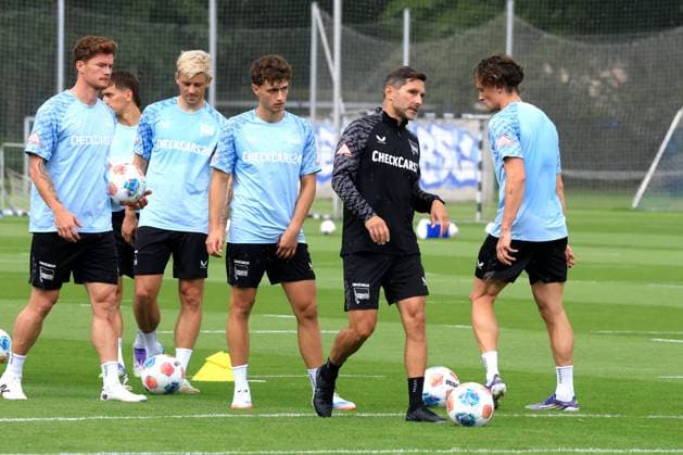 DEU, DFL, 2. FBL Hertha BSC, Training, 22.07.2025, Sportforum, Berlin, DEU, DFL, 2. FBL Hertha BSC, Training, im Bild Dawid Kownacki (Hertha BSC Berlin 9), Fabian Reese (Hertha BSC Berlin 11), Robert Kwasigroch (Hertha BSC Berlin 13), Sebastian Groenning (Hertha BSC Berlin 17), Cheftrainer Stefan Leitl (Hertha BSC Berlin) DFL - regulations prohibit any use of Photographs as image sequences and or quasi-video