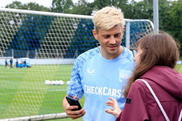 DEU, DFL, 2. FBL Hertha BSC, Training, 22.07.2025, Sportforum, Berlin, DEU, DFL, 2. FBL Hertha BSC, Training, im Bild Dawid Kownacki (Hertha BSC Berlin 9), Hertha-BSC Fan DFL - regulations prohibit any use of Photographs as image sequences and or quasi-video