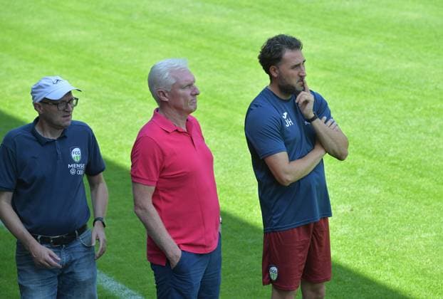 19.07.2025, GER, Fussball, Regionalliga West Regionalliga Nord, Saison 2025 2026, Testspiel, Ohlendorf Stadion im Heidewald, Gütersloh FC Gütersloh - VfB Oldenburg 1 : 3 Helmut Delker (Vorstandsmitglied FC Gütersloh, links) mit Rob Reekers (Sportlicher Leiter FC Gütersloh, Mitte) und Julian Hesse (Trainer FC Gütersloh), Aktion, Einzelbild, Quer, Mimik, Gestik, Trainer, Coach *** 19 07 2025, GER, Soccer, Regionalliga West Regionalliga Nord, Season 2025 2026, Test match, Ohlendorf Stadium in Heidewald, Gütersloh FC Gütersloh VfB Oldenburg 1 3 Helmut Delker Member of the Board FC Gütersloh, left with Rob Reekers Sporting Director FC Gütersloh, center and Julian Hesse Coach FC Gütersloh , Action, Single image, Cross, Facial expression, Gestures, Trainer, Coach