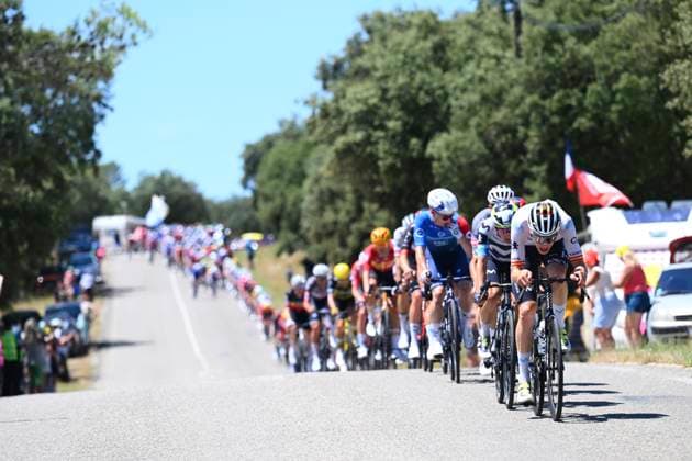 Tour de France 2025 Stage 16 MONT-VENTOUX, FRANCE - JULY 22 : illustration picture peloton during stage 16 of the 112th edition of Tour de France an UCI World Tour 2.UWT cycling road race stage for Men Elite of 172 km with start in Montpellier and finish in Mont-Ventoux on July 22, 2025 in Mont-Ventoux, France, 22 07 2025 ( Motordriver Kenny Verfaillie - Mont-Ventoux France  Copyright: xVincentxKalutx