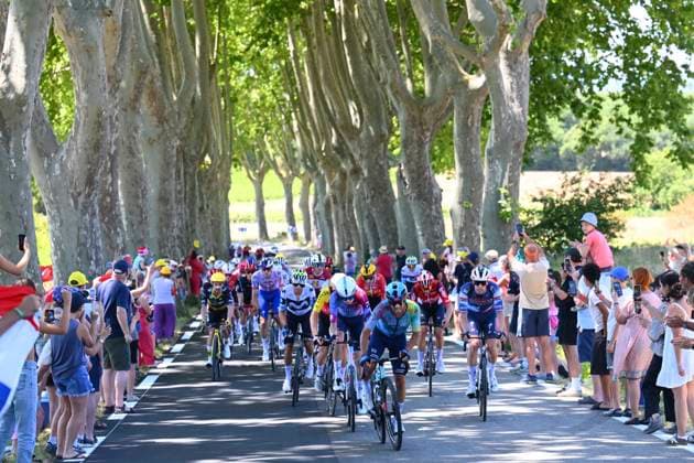 Tour de France 2025 Stage 16 MONT-VENTOUX, FRANCE - JULY 22 : illustration picture peloton during stage 16 of the 112th edition of Tour de France an UCI World Tour 2.UWT cycling road race stage for Men Elite of 172 km with start in Montpellier and finish in Mont-Ventoux on July 22, 2025 in Mont-Ventoux, France, 22 07 2025 ( Motordriver Kenny Verfaillie - Mont-Ventoux France  Copyright: xVincentxKalutx