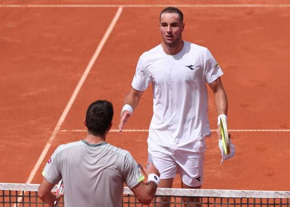vorne Sebastian Ofner (AUT) gratuliert dem Sieger Jan-Lennard Struff (GER), Herren Einzel, Men s Singles Tennis - Generali Open Kitzbuehel 2025 - ATP, Tennis Herren 250 - Kitzbuehler Tennis Club - Kitzbuehel - Tirol - Oesterreich - 22 July 2025. Copyright: xJuergenxHasenkopfx
