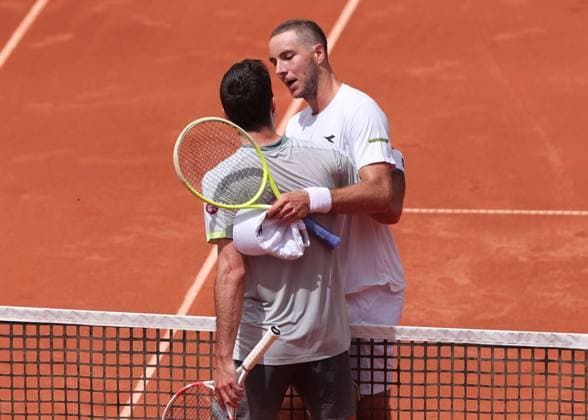 vorne Sebastian Ofner (AUT) gratuliert dem Sieger Jan-Lennard Struff (GER), Herren Einzel, Men s Singles Tennis - Generali Open Kitzbuehel 2025 - ATP, Tennis Herren 250 - Kitzbuehler Tennis Club - Kitzbuehel - Tirol - Oesterreich - 22 July 2025. Copyright: xJuergenxHasenkopfx