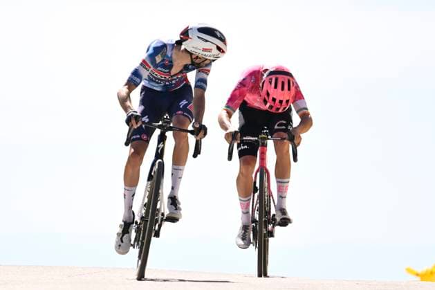 Tour de France 2025 Stage 16 MONT-VENTOUX, FRANCE - JULY 22 : Paret-Peintre Valentin (FRA) of Soudal Quick-Step wins, second place for Healy Ben (IRL) of EF Education - Easypost during stage 16 of the 112th edition of Tour de France an UCI World Tour 2.UWT cycling road race stage for Men Elite of 172 km with start in Montpellier and finish in Mont-Ventoux on July 22, 2025 in Mont-Ventoux, France, 22 07 2025 ( Motordriver Kenny Verfaillie - Mont-Ventoux France  Copyright: xJanxDexMeuleneirx