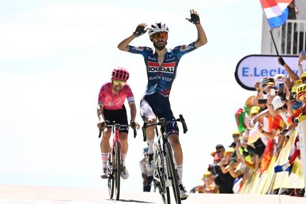 Tour de France 2025 Stage 16 MONT-VENTOUX, FRANCE - JULY 22 : Paret-Peintre Valentin (FRA) of Soudal Quick-Step wins, second place for Healy Ben (IRL) of EF Education - Easypost during stage 16 of the 112th edition of Tour de France an UCI World Tour 2.UWT cycling road race stage for Men Elite of 172 km with start in Montpellier and finish in Mont-Ventoux on July 22, 2025 in Mont-Ventoux, France, 22 07 2025 ( Motordriver Kenny Verfaillie - Mont-Ventoux France  Copyright: xJanxDexMeuleneirx