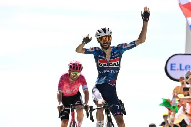 Tour de France 2025 Stage 16 MONT-VENTOUX, FRANCE - JULY 22 : Paret-Peintre Valentin (FRA) of Soudal Quick-Step wins, second place for Healy Ben (IRL) of EF Education - Easypost during stage 16 of the 112th edition of Tour de France an UCI World Tour 2.UWT cycling road race stage for Men Elite of 172 km with start in Montpellier and finish in Mont-Ventoux on July 22, 2025 in Mont-Ventoux, France, 22 07 2025 ( Motordriver Kenny Verfaillie - Mont-Ventoux France  Copyright: xJanxDexMeuleneirx