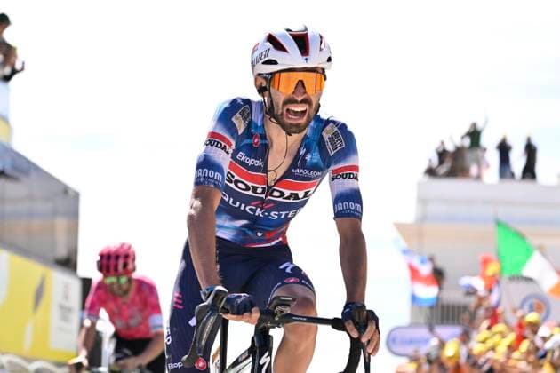 Tour de France 2025 Stage 16 MONT-VENTOUX, FRANCE - JULY 22 : Paret-Peintre Valentin (FRA) of Soudal Quick-Step wins, second place for Healy Ben (IRL) of EF Education - Easypost during stage 16 of the 112th edition of Tour de France an UCI World Tour 2.UWT cycling road race stage for Men Elite of 172 km with start in Montpellier and finish in Mont-Ventoux on July 22, 2025 in Mont-Ventoux, France, 22 07 2025 ( Motordriver Kenny Verfaillie - Mont-Ventoux France  Copyright: xJanxDexMeuleneirx