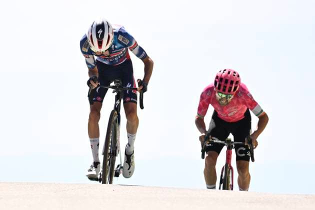 Tour de France 2025 Stage 16 MONT-VENTOUX, FRANCE - JULY 22 : Paret-Peintre Valentin (FRA) of Soudal Quick-Step wins, second place for Healy Ben (IRL) of EF Education - Easypost during stage 16 of the 112th edition of Tour de France an UCI World Tour 2.UWT cycling road race stage for Men Elite of 172 km with start in Montpellier and finish in Mont-Ventoux on July 22, 2025 in Mont-Ventoux, France, 22 07 2025 ( Motordriver Kenny Verfaillie - Mont-Ventoux France  Copyright: xJanxDexMeuleneirx