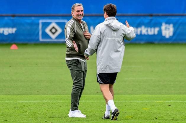 Sportchef Stefan Kuntz begrüsst Trainer Merlin Polzin ( HSV ) lachend Deutschland , Hamburg , Volksparkstadion , Fussball , 1 . Bundesliga , Training des Hamburger SV