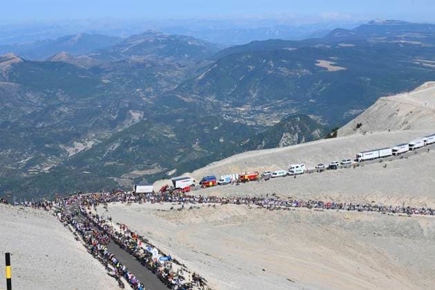 Tour de France 2025 Stage 16 MONT-VENTOUX, FRANCE - JULY 22 : illustration picture of the riders during stage 16 of the 112th edition of Tour de France an UCI World Tour 2.UWT cycling road race stage for Men Elite of 172 km with start in Montpellier and finish in Mont-Ventoux on July 22, 2025 in Mont-Ventoux, France, 22 07 2025 ( Motordriver Kenny Verfaillie - Mont-Ventoux France  Copyright: xVincentxKalutx