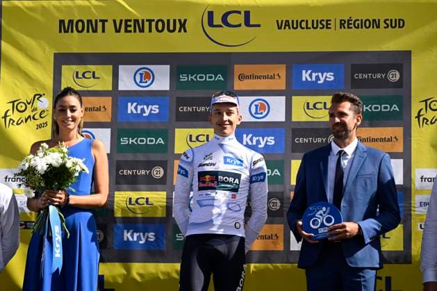 Tour de France 2025 Stage 16 MONT-VENTOUX, FRANCE - JULY 22 : Lipowitz Florian (GER) of Red Bull - BORA - Hansgrohe pictured with the white jersey during the podium ceremony of stage 16 of the 112th edition of Tour de France an UCI World Tour 2.UWT cycling road race stage for Men Elite of 172 km with start in Montpellier and finish in Mont-Ventoux on July 22, 2025 in Mont-Ventoux, France, 22 07 2025 ( Motordriver Kenny Verfaillie - Mont-Ventoux France  Copyright: xJanxDexMeuleneirx