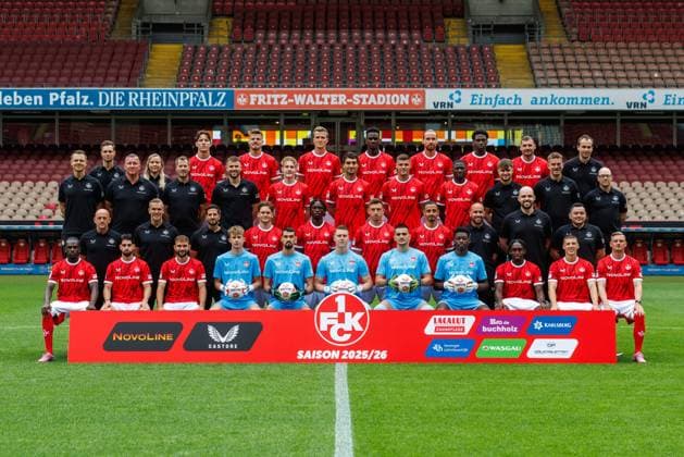 Obere Reihe von links Fabian Kobel (Reha- und Athletiktrainer 1.FC Kaiserslautern), Lisa Eisel (Physiotherapeutin 1.FC Kaiserslautern), Leon Robinson (1.FC Kaiserslautern), Jan Elvedi (1.FC Kaiserslautern), Fabian Kunze (1.FC Kaiserslautern), Maxwell Gyamfi (1.FC Kaiserslautern), Jannis Heuer (1.FC Kaiserslautern), Faride Alidou (1.FC Kaiserslautern), Luca Sirch (1.FC Kaiserslautern), Dr. Niels Veith (Mannschaftsarzt 1.FC Kaiserslautern), zweite Reihe von oben von links Jimmy Lohberg (Leiter Athletik und Performance 1.FC Kaiserslautern), Dennis Rudel (Torwart-Koordinator 1.FC Kaiserslautern), Soeren Rittmeier (Torwarttrainer 1.FC Kaiserslautern), Max Lieberknecht (Videoanalyse 1.FC Kaiserslautern), Mika Haas (1.FC Kaiserslautern), Mahir Emreli (1.FC Kaiserslautern), Erik Wekesser (1.FC Kaiserslautern), Afeez Aremu (1.FC Kaiserslautern), Dominik Rudy (Physiotherapeut 1.FC Kaiserslautern), Johannes Wekesser (Physiotherapeut 1.FC Kaiserslautern), Johannes Wekesser (Physiotherapeut 1.FC Kaiserslautern), Christian Frank (Physiotherapeut 1.FC Kaiserslautern), zweite Reihe von unten von links Thorsten Lieberknecht (Trainer 1.FC Kaiserslautern), Carsten Rump (Co Trainer 1.FC Kaiserslautern), Niklas Martin (Co Trainer 1.FC Kaiserslautern), Florian Kleinhansl (1.FC Kaiserslautern), Dickson Abiama (1.FC Kaiserslautern), Daniel Hanslik (1.FC Kaiserslautern), Kenny Prince Redondo (1.FC Kaiserslautern), Matthias Neumann (Leiter Lizenzspielerabteilung 1.FC Kaiserslautern), Daniel Lewandowski (Teammanagement 1.FC Kaiserslautern), Bernd Fiedler (Equipment Manager 1.FC Kaiserslautern), vordere Reihe von links Richmond Tachie (1.FC Kaiserslautern), Semi Sahin (1.FC Kaiserslautern), Simon Asta (1.FC Kaiserslautern), Fabian Heck (1.FC Kaiserslautern), Julian Krahl (1.FC Kaiserslautern), Simon Simoni (1.FC Kaiserslautern), Avdo Spahic (1.FC Kaiserslautern), Frank Ronstadt (1.FC Kaiserslautern), Tobias Raschl (1.FC Kaiserslautern), Marlon Ritter (1.FC Kaiserslautern), 1. FC Kaiserslautern, Mannschaftsfoto, Fussball, 2. Bundesliga, Saison 2025 2026, 22.07.2025 1. FC Kaiserslautern, Mannschaftsfoto und Spielerportraits, Fussball, 2. Bundesliga, Saison 2025 2026, 22.07.2025 Kaiserslautern