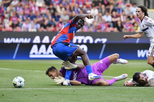 From left Prince Kwabena Adu, goalie of Pilsen and Joel Mall of Servette in action during the European League 2nd qualifying round opening match Viktoria Plzen vs Servette Geneva in Plzen, Czech Republic, July 22, 2025. (CTKxPhoto MiroslavxChaloupka) CTKPhotoP2025072206788  CTKPhotoP2025072206788