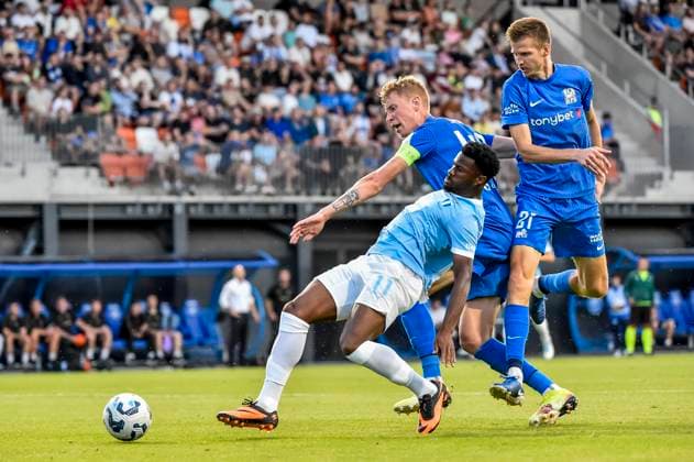 250722 Emmanuel Ekong of Malmö FF and Ziga Lipuscek and Elvis Stuglis of FK RFS during the UEFA Champions League qualifier football match between FK RFS and Malmö FF on July 22, 2025 in Riga. Photo: Christian Örnberg BILDBYRAN COP 166 CO0590 fotboll football soccer fotball uefa champions league qualifiers champions league fk rfs malmö ff bbeng bbauto Copyright: CHRISTIANxÖRNBERG BB250722CO059