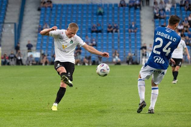 Lech Poznan - Breioablik Breidablik Kopavogur 22.07.2025 football, Poznan, UEFA Champions League second qualifying round game Lech Poznan - Breioablik Breidablik Kopavogur image shows: Amor Gauti Jonsson (L) Filip Jagiello (R) photo Katarzyna Plewczynska Fotostyk Copyright: xKatarzynaxPlewczynskax 20250722FCTKP115