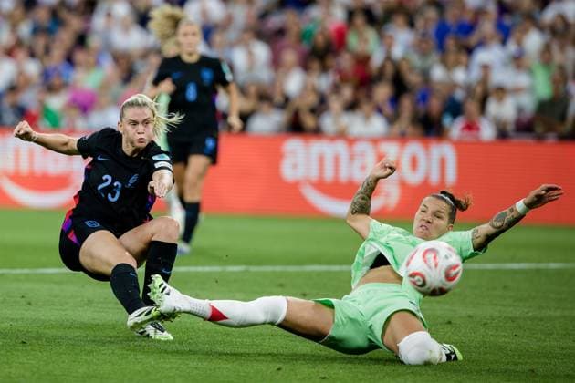 Geneva, Switzerland, July 22nd 2025: Alessia Russo (23 England) and Elena Linari (5 Italy) in action during the UEFA Womens EURO 2025 Semi-Final match between England and Italy at Stade de Geneve in Geneva, Switzerland. (Pedro Porru SheKicks SPP)  Copyright: xPedroxPorrux xSheKicksx xSPPx spp-en-PePoSh-7J9A0396_DxO
