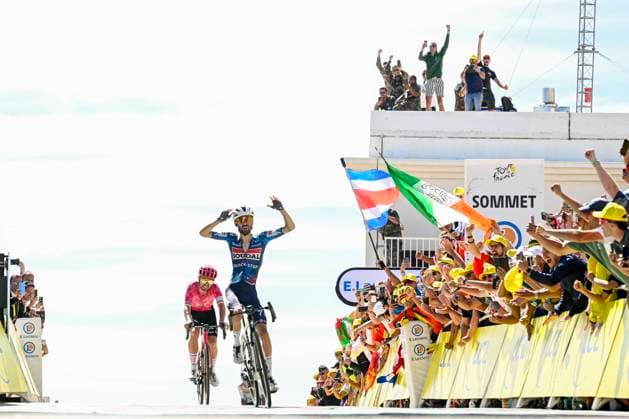 Tour de France 2025 Stage 16 MONT-VENTOUX, FRANCE - JULY 22 : Paret-Peintre Valentin (FRA) of Soudal - Quick Step celebrate the win during stage 16 of the 112th edition of Tour de France an UCI World Tour 2.UWT cycling road race stage for Men Elite of 172 km with start in Montpellier and finish in Mont-Ventoux on July 22, 2025 in Mont-Ventoux, France, 22 07 2025 ( Motordriver Kenny Verfaillie - Mont-Ventoux France  Copyright: xJanxDexMeuleneirx
