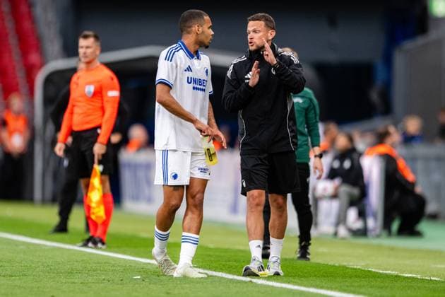 FC Copenhagen v FC Drita, UEFA Champions League qualification football, Copenhagen, Denmark Copenhagen, Denmark. 22nd, July 2025. Assistant coach Stefan Madsen seen with Gabriel Pereira (5) of FC Copenhagen during the UEFA Champions League qualification match between FC Copenhagen and FC Drita at Parken in Copenhagen. Denmark, Copenhagen  Copyright: xGonzalesxPhoto TobiasxJorgensenx