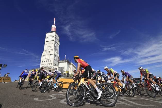 The group, during the Tour de France 2025, UCI WorldTour cycling event, Stage 16, Montpellier - Mont Ventoux (171,5 Km) on 22 July 2025 in Mont Ventoux, France during Tour de France 2025 - Stage 16, Tour De France race in France, France, July 22 2025  Copyright: xStefanoxCavasino IPAxSportx xipa-agency.netx xx IPA_60776385 IPA_Agency_IPA60776385