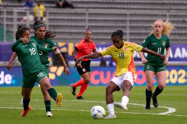 Linda Caicedo of Colombia dribbles the ball past Nelly Carballo of Bolivia during the Group B match of Copa America Feminina between Colombia and Bolivia at Estadio Gonzalo Pozo Ripalda on July 22, 2025 in Quito, Ecuador (Photo by Camilla Stolen Imago) Buenos Aires Ecuador Copyright: xCamillaxStolenx L1044624