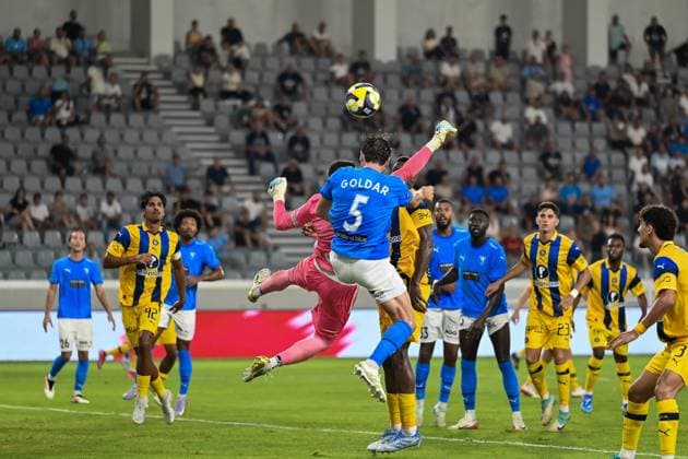 Champions League Leg 1: Pafos FC v MACCABI TEL AVIV Yoav Geralfi 1 of Maccabi Tel Aviv intercepts the ball before Davis Goldar 5 of Pafos FC make a move during the Uefa Champions League Leg 1 game Pafos FC v Maccabi Tel Aviv at Alphamega Stadium on 22 of July 2025 Limassol Limassol CYPRUS Copyright: xXENOPHONxKARAKALOSx