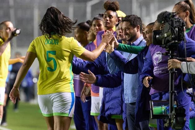 Duda Sampaio of Brazil celebrates her goal with Arthur Elias, Head Coach and team during the Group B match of Copa America Feminina between Brazil and Paraguay at Estadio Gonzalo Pozo Ripalda on July 22, 2025 in Quito, Ecuador (Photo by Camilla Stolen Imago) Buenos Aires Ecuador Copyright: xCamillaxStolenx L1044903