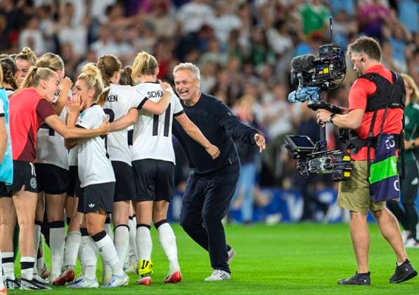 19.07.2025, UEFA Frauen-Europameisterschaft 2025 in der Schweiz. Viertelfinale, Frankreich - Deutschland, im St-Jakob-Park Basel (Schweiz). Jubel nach dem Sieg nach Elfmeterschiessen: Trainer Christian Wück (Deutschland),