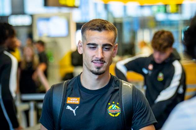 SOCCER - UEFA ECL, Decic vs Rapid SCHWECHAT,AUSTRIA,23.JUL.25 - SOCCER - UEFA Europa Conference League, qualification, FK Decic Tuzi vs SK Rapid Wien, preview, departure Rapid. Image shows Andrija Radulovic (Rapid).  GEPAxpictures xKevinxHackner