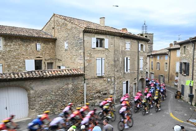 Tour de France 2025 Stage 17 VALENCE, FRANCE - JULY 23 : illustration picture peloton during stage 17 of the 112th edition of Tour de France an UCI World Tour 2.UWT cycling road race stage for Men Elite of 161 km with start in Bollene and finish in Valence on July 23, 2025 in Valence, France, 23 07 2025 ( Motordriver Kenny Verfaillie - Valence France  Copyright: xVincentxKalutx